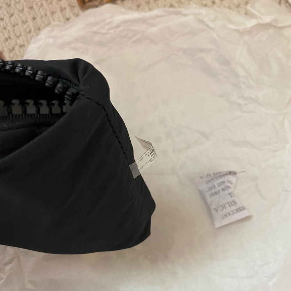 ⭐️Authentic Chanel Cosmetic bag/pouch - Picture 6 of 9